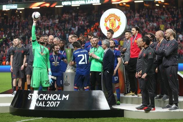 24.05.2017, Friends Arena, Solna, SWE, UEFA EL, Ajax Amsterdam vs Manchester United ManU Finale, im Bild Wayne Rooney of Manchester United and the Manchester United players lift the trophy Wayne Rooney of Manchester United and the Manchester United players lift the trophy during the Final Match of the UEFA Europaleague between Ajax Amsterdam and Manchester United at the Friends Arena in Solna, Sweden on 2017 05 24. Solna  EP_fil  