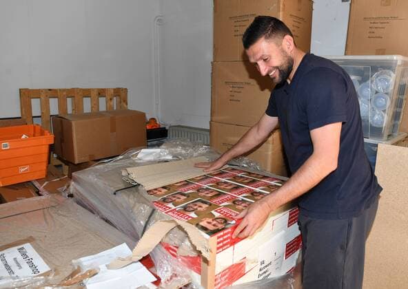 Fussball, Herren, Saison 2016 2017, Torsten Mattuschka (VSG Altglienicke) mit Büchern seiner Biografie Kultkicker mit Herz und Plauze, 18.05. 2017, Copyright: xMatthiasxKochx