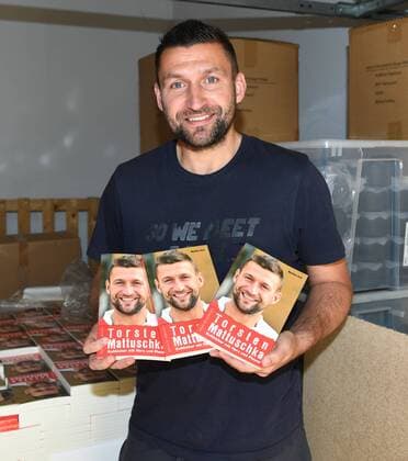 Fussball, Herren, Saison 2016 2017, Torsten Mattuschka (VSG Altglienicke) mit Büchern seiner Biografie Kultkicker mit Herz und Plauze, 18.05. 2017, Copyright: xMatthiasxKochx