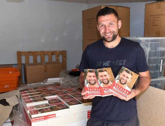 Fussball, Herren, Saison 2016 2017, Torsten Mattuschka (VSG Altglienicke) mit Büchern seiner Biografie Kultkicker mit Herz und Plauze, 18.05. 2017, Copyright: xMatthiasxKochx