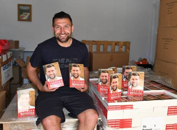 Fussball, Herren, Saison 2016 2017, Torsten Mattuschka (VSG Altglienicke) mit Büchern seiner Biografie Kultkicker mit Herz und Plauze, 18.05. 2017, Copyright: xMatthiasxKochx