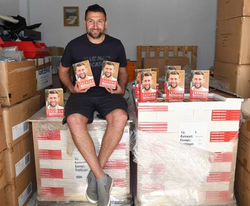 Fussball, Herren, Saison 2016 2017, Torsten Mattuschka (VSG Altglienicke) mit Büchern seiner Biografie Kultkicker mit Herz und Plauze, 18.05. 2017, Copyright: xMatthiasxKochx