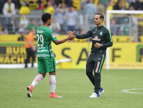 20.05.2017, Fussball GER, 1. Bundesliga Saison 2016 2017, 34. Spieltag, Borussia Dortmund - SV Werder Bremen 4-3, Trainer Alexander Nouri (Werder Bremen), re., und Serge Gnabry (Werder Bremen)