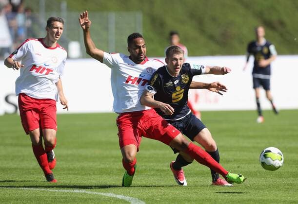 Mittelrheinpokal Finale 2017, Bonn, 25.05.2017, SC Fortuna Köln - Bonner SC: Zweikampf Connor Krempicki (Bonn, R) gegen Bone Uaferro (Köln).