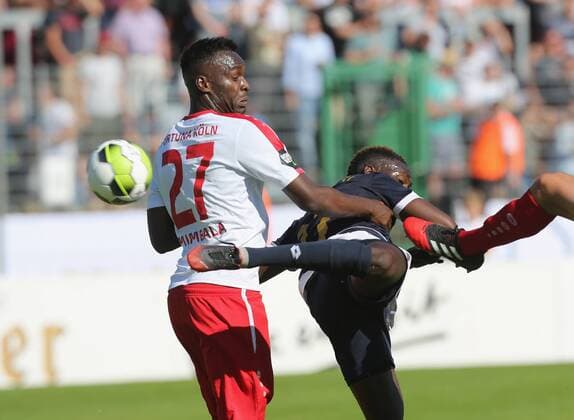 Mittelrheinpokal Finale 2017, Bonn, 25.05.2017, SC Fortuna Köln - Bonner SC: Zweikampf Cedric Mimbala (Köln, L) gegen Daniel Somuah (Bonn).
