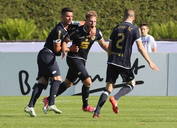 Mittelrheinpokal Finale 2017, Bonn, 25.05.2017, SC Fortuna Köln - Bonner SC: Dano Schumacher (Bonn, M) jubelt nach seinem Treffer zum 0-1 mit Lucas Musculus (L) und Adis Omerbasic..