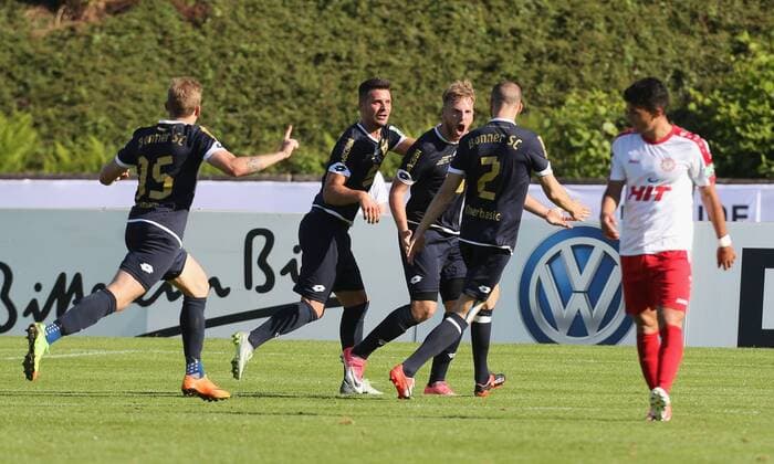 Mittelrheinpokal Finale 2017, Bonn, 25.05.2017, SC Fortuna Köln - Bonner SC: Dano Schumacher (Bonn, M) jubelt nach seinem Treffer zum 0-1 mit v.l. Kris Fillinger, Lucas Musculus und Adis Omerbasic..