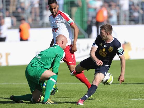 Mittelrheinpokal Finale 2017, Bonn, 25.05.2017, SC Fortuna Köln - Bonner SC: Connor Krempicki (Bonn, R) scheitert an Torwart Andre Poggenborg (Köln).