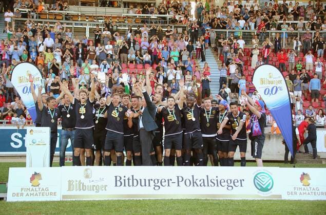 Mittelrheinpokal Finale 2017, Bonn, 25.05.2017, SC Fortuna Köln - Bonner SC, 0-1: Die Bonner Spieler jubeln nach dem Sieg auf dem Podium.