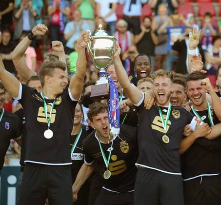 Mittelrheinpokal Finale 2017, Bonn, 25.05.2017, SC Fortuna Köln - Bonner SC: Marcel Kaiser (Bonn, L) haelt den Pokal mit Dano Schumacher.