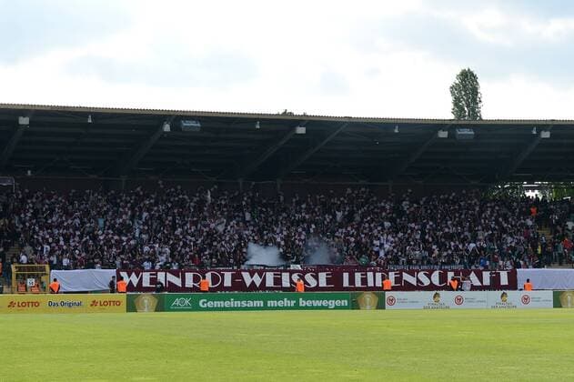 Fussball, Herren, Saison 2016 17, Berliner Pilsner-Pokal, Finale, Viktoria Berlin 1898 - BFC Dynamo, Choreographie der Fans des BFC Dynamo vor dem Spiel, 25.05.17, Copyright: xMichaelxHundtx xMatthiasxKochx