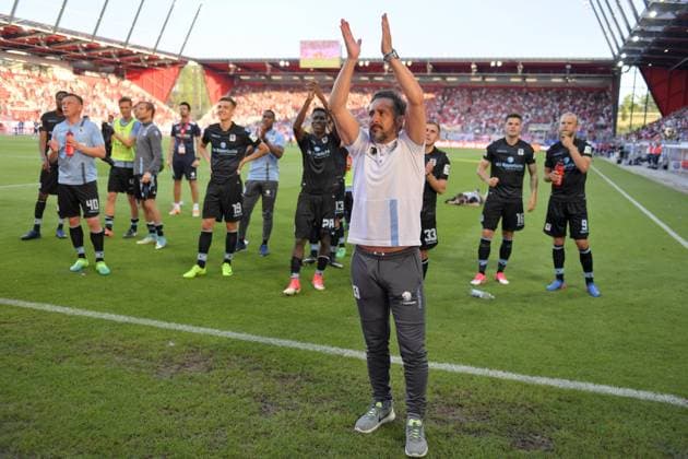 26.05.2017, Fussball 2.Bundesliga 2016 2017, Relegationsspiel zur 2.Liga, SSV Jahn Regensburg - TSV 1860 München, in der CONTINENTAL-Arena Regensburg. Trainer Vitor Pereira (TSV 1860 München) bedankt sich nach dem Spiel lange und ausgiebig bei den mitgereisten Löwenfans in der Kurve. 