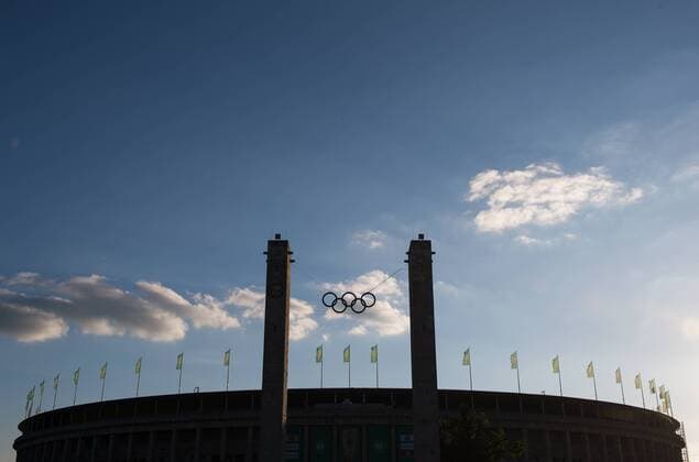 Feature - Blick auf das Olympiastadion mit den wehenden Fahnen vom DFB-Pokal. Fussball 74.DFB-Pokalfinale: Offizielles Abschlusstraining von Borussia Dortmund im Olympiastadion in Berlin, Deutschland am 26.05.2017,