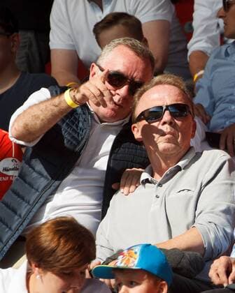 Fingerzeig von 1860-Geschaeftsfuehrer Ian AYRE neben 1860-Praesident Peter CASSALETTE (rechts). Fussball, SSV Jahn Regensbuerg (R) - TSV 1860 Muenchen (1860), Bundesliga, Relegation zur 2.Bundesliga, Saison 2016 2017, Hinspiel, am 26.05.2017 in Regensburg C O T I N T I N E N T A L A R E N A Deutschland. x_MK40005x