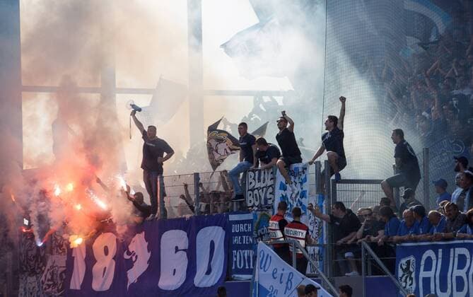 Bilder des Tages - SPORT 1860 Muenchen - Fans zuenden Pyrotechnik Bengalische Feuer Bengalos. Fussball, SSV Jahn Regensbuerg (R) - TSV 1860 Muenchen (1860), Bundesliga, Relegation zur 2.Bundesliga, Saison 2016 2017, Hinspiel, am 26.05.2017 in Regensburg C O T I N T I N E N T A L A R E N A Deutschland. x_MK40026x