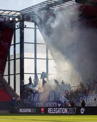 1860 Muenchen - Fans in Rauchschwaden zuenden Pyrotechnik. Fussball, SSV Jahn Regensbuerg (R) - TSV 1860 Muenchen (1860), Bundesliga, Relegation zur 2.Bundesliga, Saison 2016 2017, Hinspiel, am 26.05.2017 in Regensburg C O T I N T I N E N T A L A R E N A Deutschland. x_MK40017x