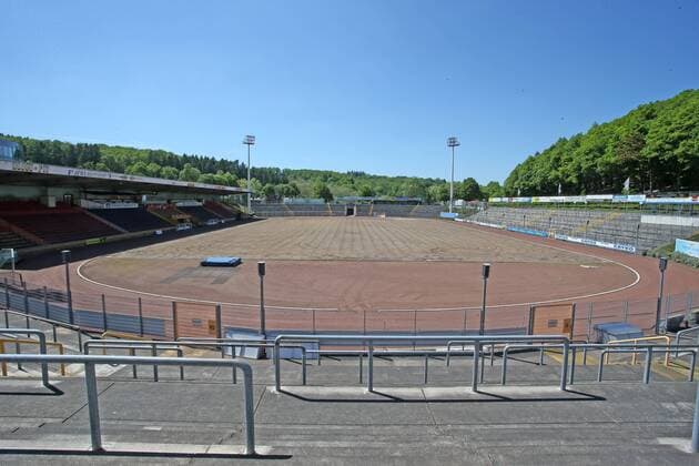 Fußball, Stadiongeschichte Sportfreunde Siegen Das Leimbachstadion, Heimstaette der Sportfreunde Siegen, dass Stadion erhaelt einen neuen Rasen, der alte Rasen wurde abgetragen Fussball Regionalliga West, Leimbachstadion, Sportfreunde Siegen am 27.05.2017 in Siegen Deutschland.