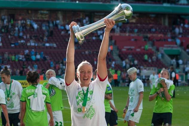 Torhüterin, Torwart Almuth Schult (VfL Wolfsburg, 1) mit dem Pokal, halten den Pokal hoch, zeigen den Pokal, Jubel über den Pokalsieg, Freude, Lachen, Stimmung, feiern, Emotion, Fussball, DFB-Pokal der Frauen, Finale, SC Sand - VfL Wolfsburg, xobx