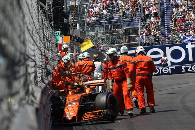 Das Auto von Stoffel Vandoorne (McLaren Honda) muss geborgen werden, Grosser Preis von Monaco 2017, Motorsport, Formel 1, Qualifikation, 27.05.2017, Monte Carlo Copyright: xAndre Eibner-Pressefotox EP_JAE