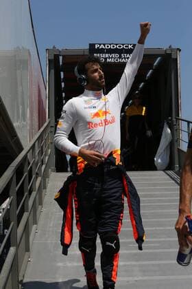 Daniel Ricciardo (Red Bull Racing) gruesst die Fans, Grosser Preis von Monaco 2017, Motorsport, Formel 1, Qualifikation, 27.05.2017, Monte Carlo Copyright: xAndre Eibner-Pressefotox EP_JAE