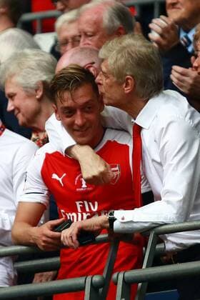 Bilder des Tages - SPORT Mesut Ozil (A) and Arsene Wenger (Arsenal manager) celebrate after winning the Emirates FA Cup Final between Arsenal and Chelsea at Wembley Stadium, London, on May 27, 2017. 