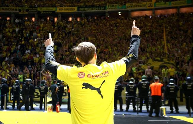 Trainer Thomas Tuchel Pokalsieger Pokalgewinner von hinten zu den Fans jubelnd Aktion Oberkoerper Oberkörper Fußball Fussball DFB Pokalfinale Bundesliga Herren Saison 2016 2017 27.05.2017 SG Eintracht Frankfurt vs. BVB Borussia Dortmund Olypiastadion Berlin