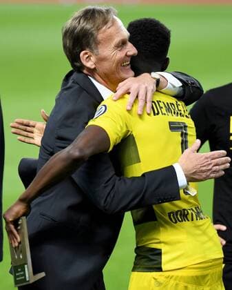 Geschaeftsfuehrer Hans-Joachim Watzke (Borussia Dortmund) umarmt Ousmane Dembele (Borussia Dortmund). Deutschland, Berlin: Fussball, DFB-Pokal Finale: Eintracht Frankfurt vs Borussia Dotmund am 27.05.2017, Olympiastadion.