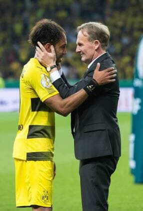Themen der Woche - SPORT Bilder des Tages - SPORT Siegerehrung: Pierre-Emerick Aubameyang und Geschaeftsfuehrer Hans-Joachim Watzke (vl beideDOR) Die Mannschaft von Borussia Dortmund feiert den Pokalsieg. Fussball 74.DFB-Pokalfinale: Eintracht Frankfurt - Borussia Dortmund im Olympiastadion in Berlin, Deutschland am 27.05.2017,