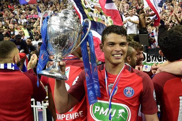Fußball, Paris St. Germain ist Coupe de France Sieger joie des joueurs du PSG en fin de match avec le trophee SILVA Thiago (PSG) FOOTBALL : Angers vs PSG - Finale 100e coupe de France - 27 05 2017 JBAutissier Panoramic 