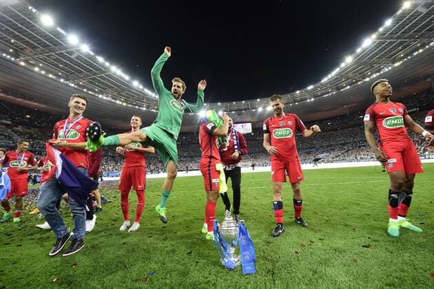 Fußball, Paris St. Germain ist Coupe de France Sieger joie des joueurs du PSG en fin de match avec le trophee FOOTBALL : Angers vs PSG - Finale 100e coupe de France - 27 05 2017 JBAutissier Panoramic 