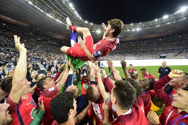 Fußball, Paris St. Germain ist Coupe de France Sieger joie des joueurs du PSG en fin de match MAXWELL (PSG) porte en triomphe FOOTBALL : Angers vs PSG - Finale 100e coupe de France - 27 05 2017 JBAutissier Panoramic 