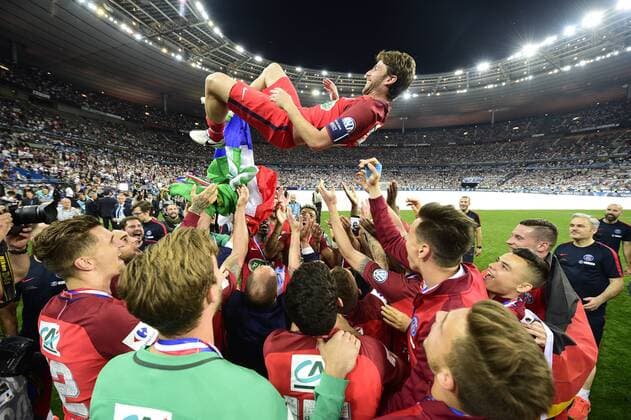 Fußball, Paris St. Germain ist Coupe de France Sieger joie des joueurs du PSG en fin de match MAXWELL (PSG) porte en triomphe FOOTBALL : Angers vs PSG - Finale 100e coupe de France - 27 05 2017 JBAutissier Panoramic 