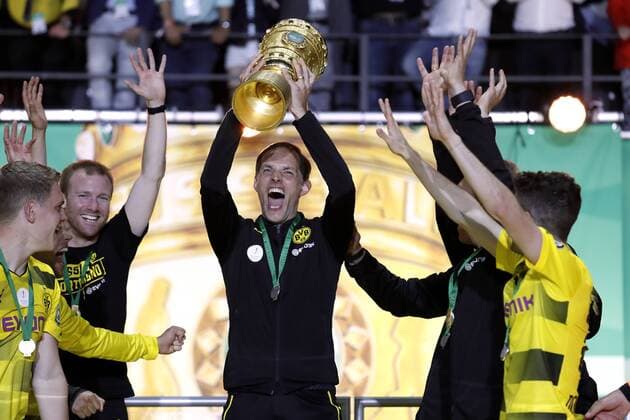TUCHEL Thomas Trainer Team Borussia Dortmund bei der Siegerehrung mit Pokal DFB Pokal Finale 2017 im Berliner Olympiastadion Borussia Dortmund-Eintracht Frankfurt 2 : 1 Am 27.Mai 2017 