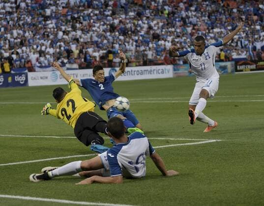 Fußball, Testspiel, El Salvador - Honduras Honduras player Rony Martinez (R) kicks the ball by scoring the second goal during a friendly match between El Salvador and Honduras at the RFK Stadium in Washington DC, USA, 27 May 2017. El Salvador vs. Honduras !ACHTUNG: NUR REDAKTIONELLE NUTZUNG!  Copyright: xLENINxNOLLYx MIA113 20170528-636315539511833115