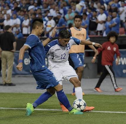 Fußball, Testspiel, El Salvador - Honduras Honduras Michaell Chirinos (R)vies for the ball with Honduras Michaell Chirinos (R), during a friendly match between El Salvador and Honduras at the RFK Stadium in Washington DC, USA, 27 May 2017. El Salvador vs. Honduras !ACHTUNG: NUR REDAKTIONELLE NUTZUNG!  Copyright: xLENINxNOLLYx MIA110 20170528-636315540168264283