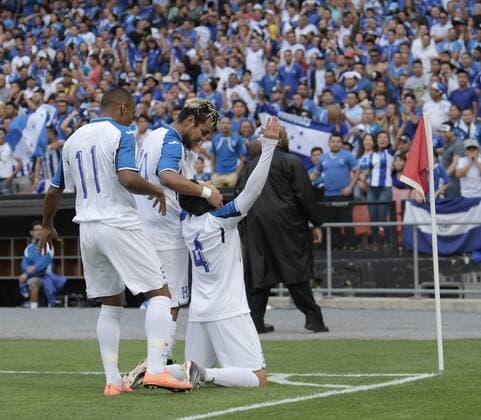 Fußball, Testspiel, El Salvador - Honduras Honduras Jairo Puerto (R) celebrates after scoiring against El Salvador, during a friendly match between El Salvador and Honduras at the RFK Stadium in Washington DC, USA, 27 May 2017. El Salvador vs. Honduras !ACHTUNG: NUR REDAKTIONELLE NUTZUNG!  Copyright: xLENINxNOLLYx MIA105 20170528-636315540789128363
