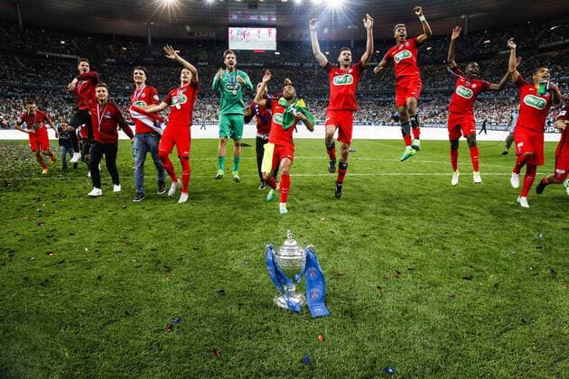 Fußball, Paris St. Germain ist Coupe de France Sieger May 27, 2017 - Saint-Denis, Paris, France - Paris Saint-Germain s players celebrate with the trophy after winning the French Cup final football match between Paris Saint-Germain (PSG) and Angers (SCO) on May 27, 2017, at the Stade de France in Saint-Denis, north of Paris. Paris Saint-Germain v Angers - French Cup Final  - ZUMAn230 20170527_zaa_n230_481 Copyright: xGeoffroyxVanxDerxHasseltx