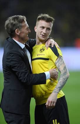 27.05.2017, Fussball GER, DFB Pokal, Finale, Eintracht Frankfurt - Borussia Dortmund 1-2, Geschaeftsfuehrer Hans-Joachim Watzke, Hans Joachim Watzke, (Borussia Dortmund), li., umarmt Marco Reus (Borussia Dortmund)