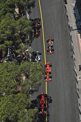 Kimi Raikkoenen (Scuderia Ferrari) bleibt beim Start vor Sebastian Vettel (Scuderia Ferrari) und Valtteri Bottas (Mercedes AMG Petronas Formula One Team), Grosser Preis von Monaco 2017, Motorsport, Formel 1, Rennen, 28.05.2017, Monte Carlo Copyright: xAndre Eibner-Pressefotox EP_JAE