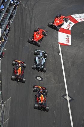 Kimi Raikkoenen (Scuderia Ferrari) bleibt beim Start vor Sebastian Vettel (Scuderia Ferrari) und Valtteri Bottas (Mercedes AMG Petronas Formula One Team), Grosser Preis von Monaco 2017, Motorsport, Formel 1, Rennen, 28.05.2017, Monte Carlo Copyright: xAndre Eibner-Pressefotox EP_JAE