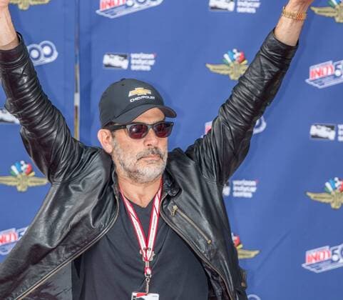 Jeffrey Dean Morgan salutes the crowd on the Red Carpet prior to the 2017 Indianapolis 500, at the Indianapolis Motor Speedway on May 28, 2017 in Indianapolis, Indiana.  IND2017052806 EDWINxLOCKE