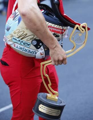 Themen der Woche - SPORT Motorsports: FIA Formula One World Championship WM Weltmeisterschaft 2017, Grand Prix of Monaco, helmet and trophy of 5 Sebastian Vettel (GER, Scuderia Ferrari), Monte Carlo Monaco xHOCHxZWEIx