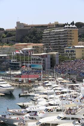 Zuschauer auf Yachten im Port Hercule, hinten Fürstenpalast, Rennen Formel 1, Formula 1, F1 Grand Prix Monaco 2017