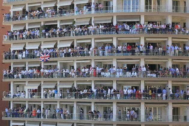 Zuschauer auf Balkonen eines Wohnhauses an der Strecke , Formel 1, Formula 1, F1 Grand Prix Monaco 2017