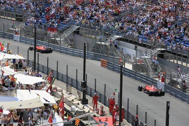 Tribünen und Yachten im Hafen Port Hercule, die beiden führenden Ferraris von Kimi Räikkönen und Sebastian Vettel, Rennen Formel 1, Formula 1, F1 Grand Prix Monaco 2017