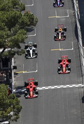 Motorsports: FIA Formula One World Championship WM Weltmeisterschaft 2017, Grand Prix of Monaco, 7 Kimi Raikkonen (FIN, Scuderia Ferrari), 5 Sebastian Vettel (GER, Scuderia Ferrari), 77 Valtteri Bottas (FIN, Mercedes AMG Petronas F1 Team), 33 Max Verstappen (NLD, Red Bull Racing), start, mass, Masse, Menge, viele, many Monte Carlo Monaco xHOCHxZWEIx