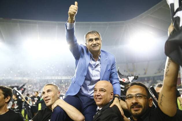 Bilder des Tages - SPORT Besiktas trainer Senol Gunes... Defending champion Besiktas clinched the Turkish Super League title after beating a relegated Gazinantepspor 4-0 away only one week before the ending late on May 28. This was the Black Eagle™s second domestic victory in a row under coach Åženol GüneÅü. BeÅüiktaÅü was excited to achieve its 15th league title to put a third star on its jersey. The team reached 74 points with the win. (Sehmus Baysal - Depo Photos)  15713099
