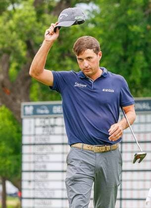 May 28, 2017 - Fort Worth, TX, USA - Kevin Kisner waves his hat to the gallery after walking off the 18th green with a one stroke lead during the final round of the Dean & DeLuca Invitational golf tournament on Sunday, May 28, 2017 at Colonial Country Club in Fort Worth, Texas. Dean & DeLuca Invitational golf tournament - Round 4 - ZUMAm67_ 20170528_zaf_m67_049 Copyright: xRayxCarlinx