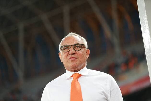 Head coach Felix Magath of Shandong Luneng watches his players competing against Henan Jianye in their 11th round match during the 2017 Chinese Football Association Super League (CSL) in Ji nan city, east China s Shandong province, 28 May 2017. Shandong Luneng defeated Henan Jianye 3-2 at the 11th round match during the 2017 Chinese Football Association Super League (CSL). Shandong Luneng defeats Henan Jianye at 11th round of 2017 CSL  20170528_32407