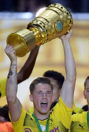 Erik DURM (DO), mit Pokal, Jubel, jubeln, Freude, Sieg, freuen, Erfolg, DFB Pokal Finale, Eintracht Frankfurt (F) - Borussia Dortmund (DO) 1:2 im Olympiastadion in Berlin am 27.05.2017 Â